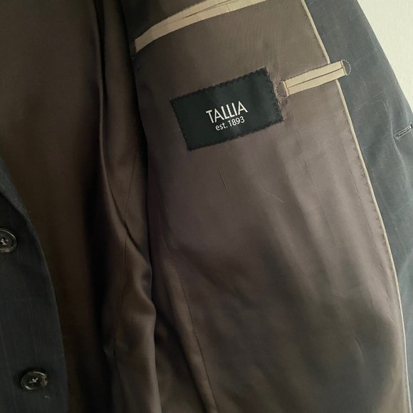 Tallie Men's Suit - Picture 2 of 6